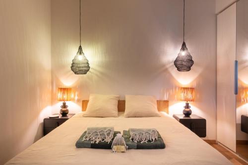 1 dormitorio con 1 cama con 3 toallas en NOUVEAU ! Maison de standing avec piscine et climatisation entre mer et montagnes, en Albitreccia