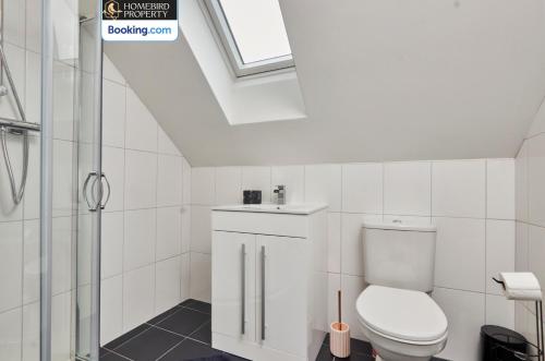 Ένα μπάνιο στο Modern 4Bedroom House By Homebird Property Management Short Lets & Serviced Accommodation Leeds With Private Parking & Garden