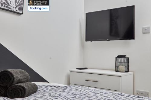 Μια τηλεόραση ή/και κέντρο ψυχαγωγίας στο Modern 4Bedroom House By Homebird Property Management Short Lets & Serviced Accommodation Leeds With Private Parking & Garden