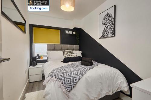 Ένα ή περισσότερα κρεβάτια σε δωμάτιο στο Modern 4Bedroom House By Homebird Property Management Short Lets & Serviced Accommodation Leeds With Private Parking & Garden