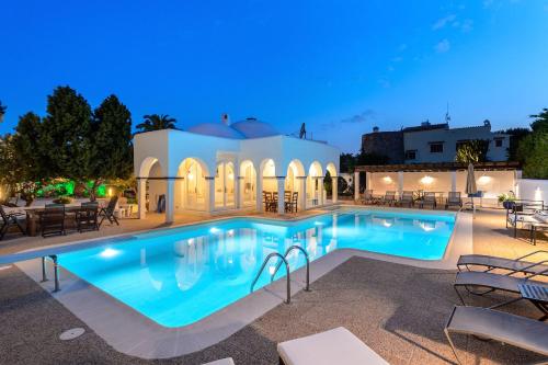 Villa 8BR, Sea views, walk to the beach, pool