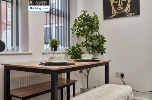 Φωτογραφία από το άλμπουμ του Modern 4Bedroom House By Homebird Property Management Short Lets & Serviced Accommodation Leeds With Private Parking & Garden στο Λιντς