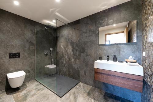 Un baño con lavabo y ducha en NOUVEAU ! Maison de standing avec piscine et climatisation entre mer et montagnes, en Albitreccia