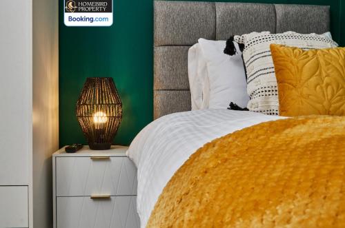 Ένα ή περισσότερα κρεβάτια σε δωμάτιο στο Modern 4Bedroom House By Homebird Property Management Short Lets & Serviced Accommodation Leeds With Private Parking & Garden