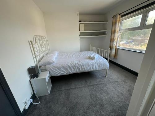 サウサンプトンにあるSouthampton Cruise Park & Stay Houseのベッドと窓のある小さな寝室