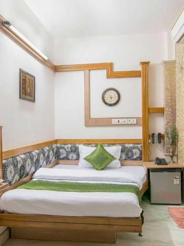 Una cama o camas en una habitación de Natraj Yes Please -New Delhi
