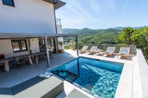 NOUVEAU ! Maison de standing avec piscine et climatisation entre mer et montagnes