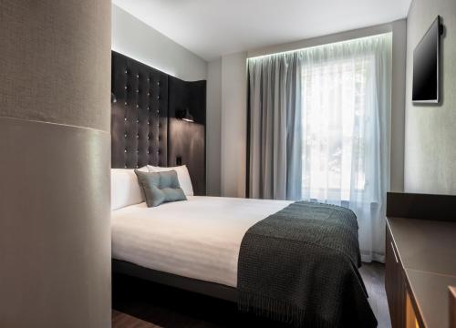 Ένα ή περισσότερα κρεβάτια σε δωμάτιο στο Point A Kensington Olympia