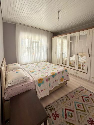 a bedroom with a bed and a table at Begonvil Butik Apart in Eceabat