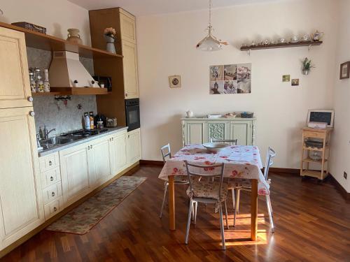 Kuchyň nebo kuchyňský kout v ubytování Anghelos Sordevolo appartamento cucina attrezzata
