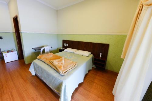 Estoril Palace Hotel في ريجيسترو: غرفة نوم بسرير في غرفة