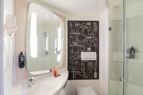 a bathroom with a sink and a mirror at ibis Amsterdam Centre Stopera in Amsterdam
