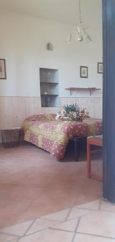 a room with a bed with a table and a table sidx sidx at La Vecchia Quercia in Pergine Valdarno
