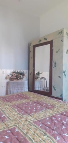 a room with a large mirror and a bed at La Vecchia Quercia in Pergine Valdarno