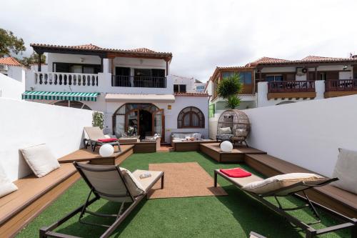 Lovely 6 Bedroom Villa Communal Heated Pool