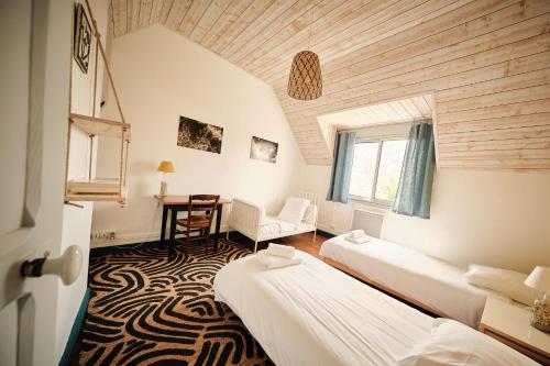 Ένα ή περισσότερα κρεβάτια σε δωμάτιο στο Jolie maison avec jardin en bord de mer