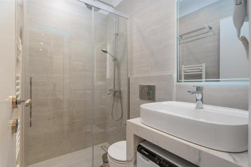 Ένα μπάνιο στο Saffron Apartment - Hellenic Apartments Avlona