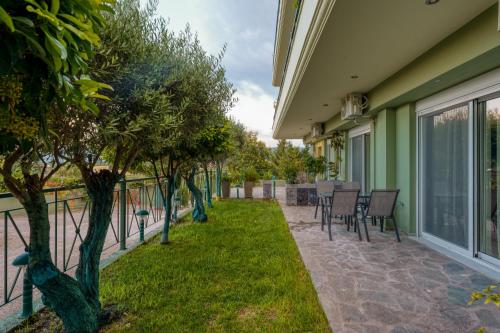 Κήπος έξω από το Saffron Apartment - Hellenic Apartments Avlona