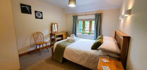 Postel nebo postele na pokoji v ubytování The Victorian Barn, Self-Catering Holidays with Pool and Hot Tubs, Dorset