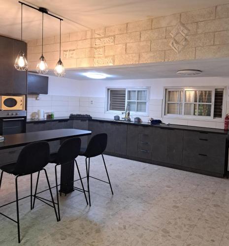 a kitchen with a table and chairs in it at דירה בעמק in Bet Sheʼan