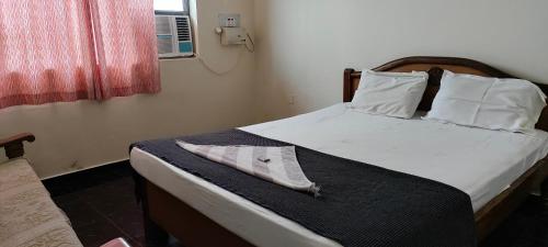 Hotel SAVI SAGARにあるベッド