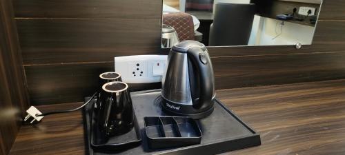 クンダプラにあるHotel SAVI SAGARのカウンターのトレイにコーヒーメーカー