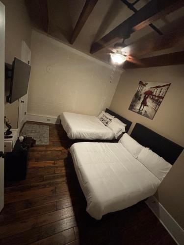 een kamer met 2 bedden en een tv. bij Sweet home decatur 305 , French Quarters Vieux Carré in New Orleans
