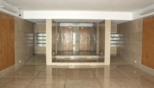 リスボンにあるBaixa Charming Apt. | Rosa 59の建物内のウォークインクローゼット