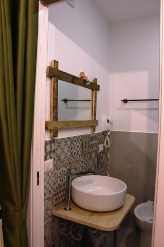 CiròにあるCasa Mazzone Experienceの洗面台とトイレ付きのバスルーム