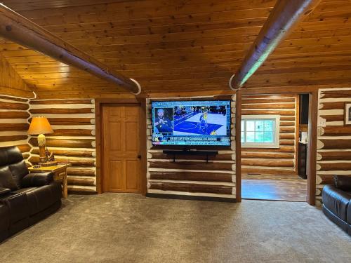 TV a/nebo společenská místnost v ubytování Log Cabin in the Woods