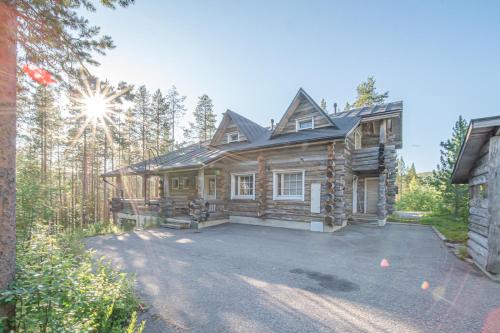 a log house with a driveway in front of it at Villa Aatu Levi Ski-in Ski-out in Levi