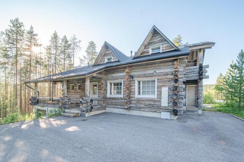 a log cabin with a driveway in front of it at Villa Aatu Levi Ski-in Ski-out in Levi