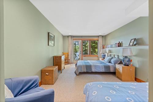 Postel nebo postele na pokoji v ubytování Spectacular six-bedroomed lake cottage