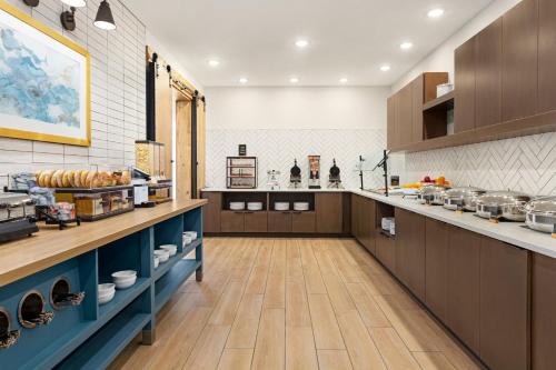 Una cocina grande con gabinetes de madera y encimera. en Staybridge Suites Sarasota - Bradenton Airport, en Sarasota