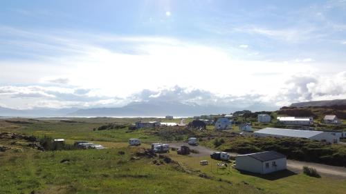 una vista aérea de una pequeña ciudad en un campo en Framtid Camping Lodging Barrels, en Djúpivogur