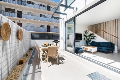 DelSol Villa - Modern Private Pool Villa Short Walk to Beach