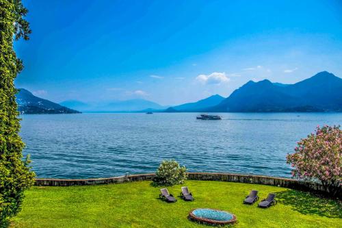 La Villa di Elena في فيربانيا: منظر لمسطح مائي به كراسي وقارب