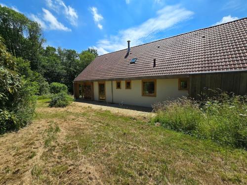a small white house with a fence and a yard at Maison d'architecte, calme et nature réunis in Les Genettes