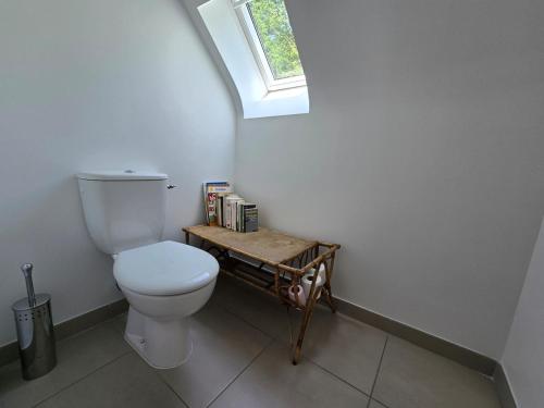 a small bathroom with a toilet and a window at Maison d'architecte, calme et nature réunis in Les Genettes