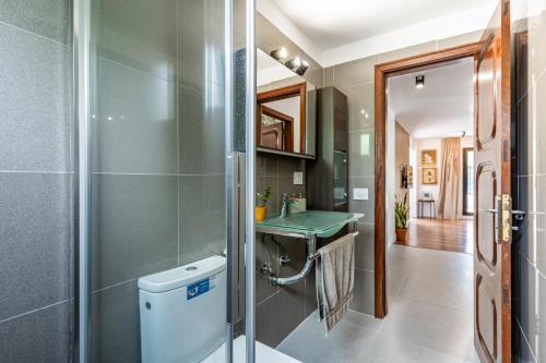 une salle de bains avec douche, toilettes et lavabo dans l'établissement Centric and bright apartment - Puerto de La Cruz, à Puerto de la Cruz