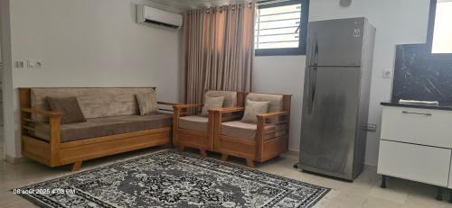 a living room with two chairs and a couch at La Brise in Chott Meriem