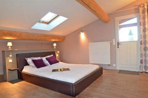 Ένα ή περισσότερα κρεβάτια σε δωμάτιο στο Gites Les Cerisiers 2