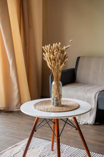 a vase of flowers on a table in a living room at Vista Canaan Cabaña de montaña in Rivas