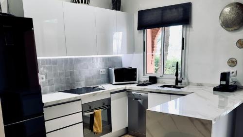 Küche/Küchenzeile in der Unterkunft Appart villa de luxe avec 5 piscines