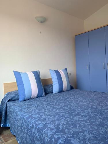Postel nebo postele na pokoji v ubytování Appartamento SAN TEODORO CENTRO