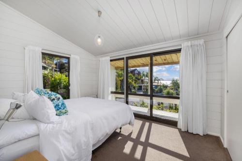 Кровать или кровати в номере Doubtless Bay Vista - Cable Bay Retreat