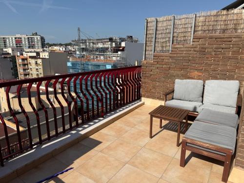 a balcony with two chairs and a table on a building at Apartamento Ramon in Tarragona