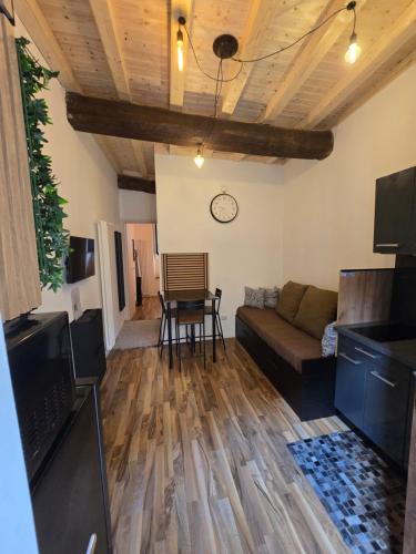 a living room with a couch and a table at La Hora Feliz - Metro Sesto Rondo' in Sesto San Giovanni