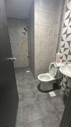 タナ・ラタにあるAdik Aisyah homestay cameron quintet A3-7-3のトイレと洗面台付きのバスルーム