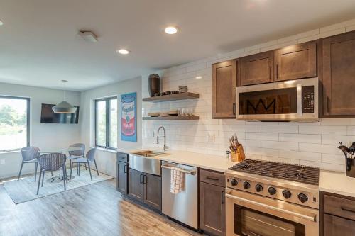 Ảnh trong thư viện ảnh của New Modern 3 Bedroom Townhouse ở Ann Arbor